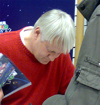 Charles Martinet, en una firma de autógrafos, en 2007