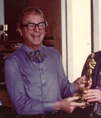Chuck Jones sosteniendo su premio Óscar (1976).