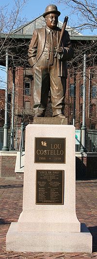 Lou Costello Memorial Park (parque monumento Lou Costello), en su ciudad de nacimiento.