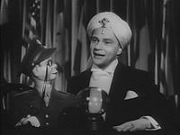Edgar Bergen con el muñeco "Charlie McCarthy" en Stage Door Canteen (1943)