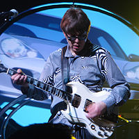 Elliot-easton-performs-with-the-new-cars-2006.jpg