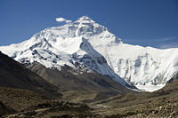 Cara norte del Everest vista desde el camino que lleva al campo base en el Tíbet