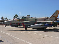 Un F-16I de la Fuerza Aérea Israelí con carenado dorsal y tanques conformables.