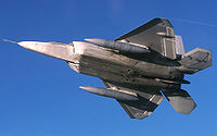 F-22 Raptor con depósitos de combustible lanzables.