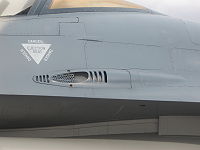 Salida del cañón M61 Vulcan en el encastre alar izquierdo de un F-16.