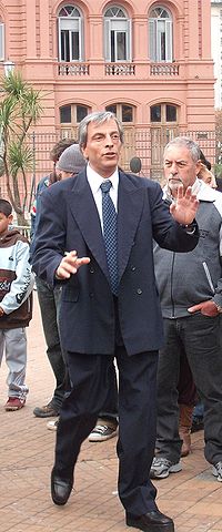 Fredy Villareal realizando una imitación de Néstor Kirchner