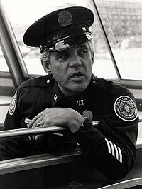G. W. Bailey en su papel de "Capitán Harris" en la película "Loca Academia de Policía".