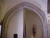 Arco gótico en el interior de la iglesia parroquial de Benafigos