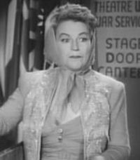Gracie Fields en una escena del filme Stage Door Canteen (1943)