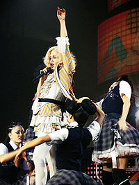 Stefani cantando en noviembre de 2005.