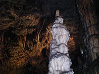 Estalagmita en la cueva de Baradla en Jósvafő/Aggtelek, Hungría