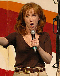 Kathy Griffin realizando un monólogo cómico.