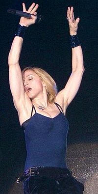 Madonna en el Hung Up Promo Tour en un espectaculo en el "Coachella Festival" en Indio, California.