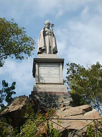 Monumento a Monseñor Larraín en el Cerro Santa Lucía, Santiago.
