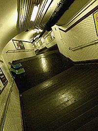 Metro Paris ligne 11 - Telegraphe - Escaliers.jpg