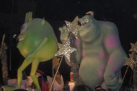 Figuras de Mike (izquierda) y Sulley (derecha) en una cabalgata