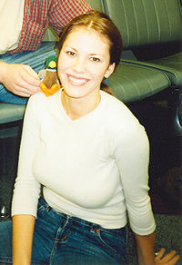Nikki Cox en octubre de 2000