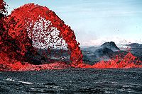 Fuente de lava pahoehoe de 10 metros de altura en un volcán de Hawaii