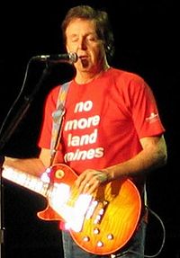 Paul McCartney durante un concierto de la gira '04 Summer Tour.