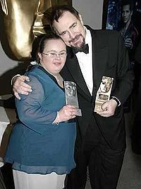 Cox junto a Paula Sage recibiendo el premio BAFTA