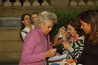 Pilar Bardem firmando autógrafos en el Festival Internacional de Cine de San Sebastián de 2006