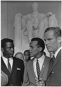 Poitier (izquierda) junto a Harry Belafonte (centro) y Charlton Heston en 1963