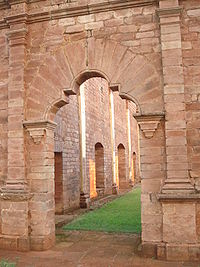 Ruinas jesuiticas Paraguay Acceso.jpg