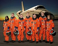 de izquierda a derecha están los astronautas Stephanie Wilson, Michael Fossum, ambos especialistas de misión; Steve Lindsey, comandante; Piers Sellers, especialista; Mark Kelly, piloto; Thomas Reiter, ingeniero de vuelo y Lisa M. Nowak, especialista.