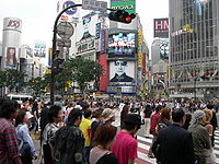Distintos póster de la película The Matrix Revolutions se toman el centro de Tokio (Japón).