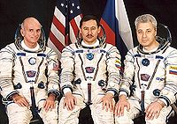 De izquierda a derecha:  Dennis Tito, Talgat Musabayev y Yuri Baturin