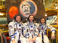 De izquierda a derecha: Garan, Samokutyayev y Borisenko en frente de la Soyuz Gagarin