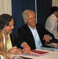 Frank Spotnitz y Chris Carter durante una sesión de firma de autógrafos en la ComicCon de Nueva York de 2008.