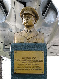 Statue José Abelardo Quiñones Gonzáles Parque del Avión Rímac.jpg