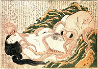 El sueño de la esposa del pescador (蛸と海女, Tako to ama?, Los pulpos y el ama), de Katsushika Hokusai. Ilustración del libro Kinoe no komatsu (喜能会之故真通, 'Kinoe no komatsu'?) de 1814.[58] 