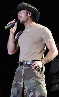 Tim McGraw durante un concierto.