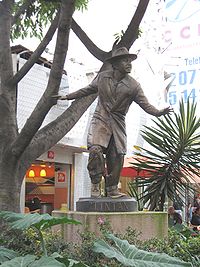 Estatua de Tin Tan en la Zona Rosa de la Ciudad de México.