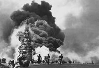 El USS Bunker Hill (CV-17) ardiendo después del ataque de dos kamikazes con una diferencia de 30 segundos
