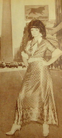 Zulma Faiad frente al Obelisco de Buenos Aires, en 1972.
