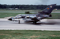 Un Tornado IDS de la Marina Alemana con los inversores de empuje activados en RAF Mildenhall en 1984 .