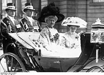 Bundesarchiv Bild 102-00621, Kaiserin Auguste Viktoria mit Tochter.jpg