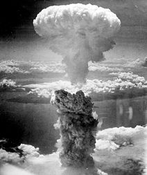 La nube de hongo creada por la bomba Fat Man como resultado de la explosión nuclear sobre Nagasaki.