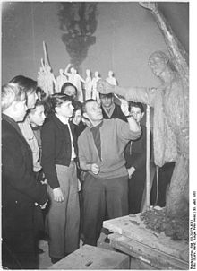 Bundesarchiv Bild 183-29675-0001, Berlin, Jugendstunde, Fritz Cremer.jpg