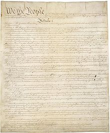 Primera página original de Constitución de los Estados Unidos