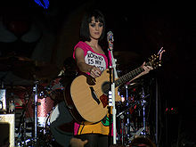 Katy cantando en 2009