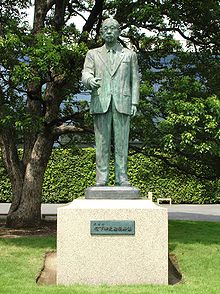 Konosuke Matsushita's Statues.jpg