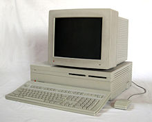 Un Macintosh II con un monitor separado y la CPU.