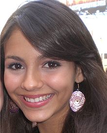 Victoria Justice with fan cropped.jpg