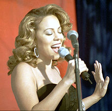 Carey cantando en diciembre de 1998.