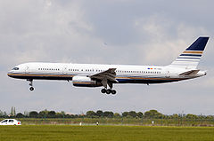 B757-200 a punto de tomar en el aeropuerto de Valladolid.jpg