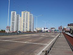 Calzada y vereda del Nuevo Puente Pueyrredón.jpg